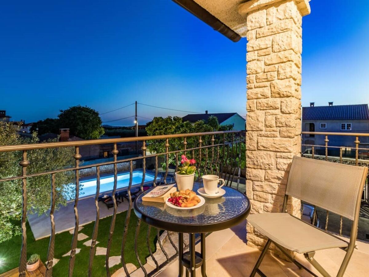 Villa Pietra, maison 2 étages avec piscine privée à Galižana - Photo 29