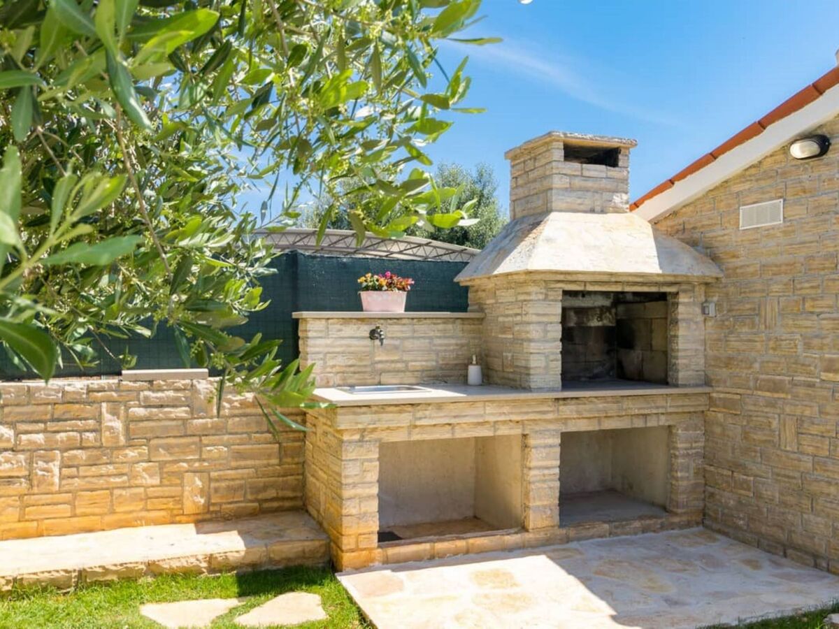 Villa Pietra, maison 2 étages avec piscine privée à Galižana - Photo 31