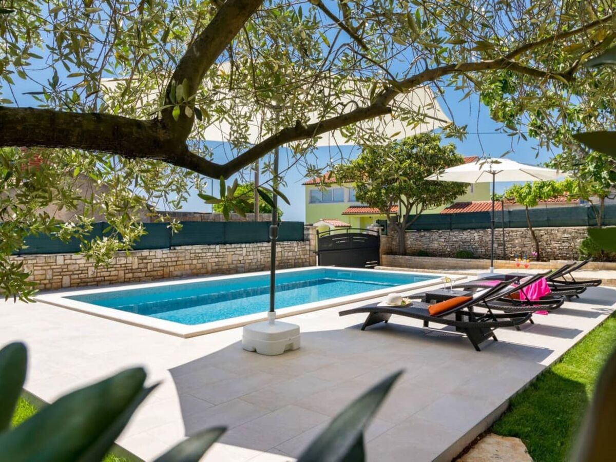 Villa Pietra, maison 2 étages avec piscine privée à Galižana - Photo 32