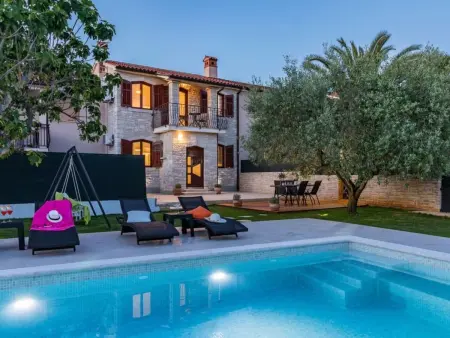 Villa Pietra, maison 2 étages avec piscine privée à Galižana