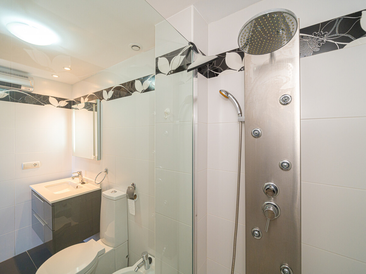 Appartement 75 m² climatisé avec piscine chauffée à 50 m de la plage - Photo 13