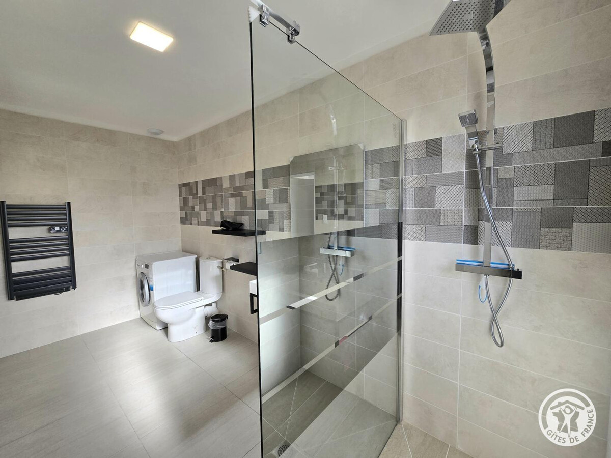 Gîte avec piscine partagée à Saint-Laurent-des-Hommes - Photo 9