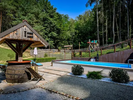 Chalet Pine Hill à Klenovnik – piscine et forêt : photo 9