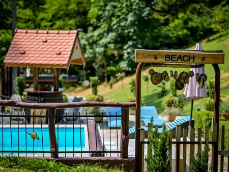 Chalet Pine Hill à Klenovnik – piscine et forêt : photo 11