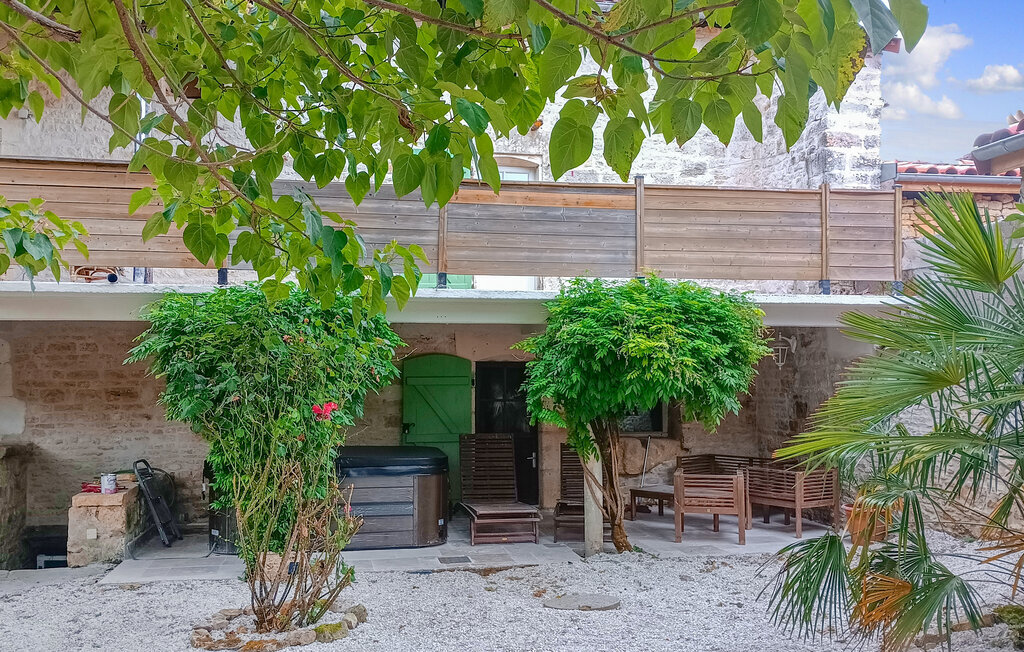 Maison pierre et poutres avec jacuzzi à Mouton - Photo 1