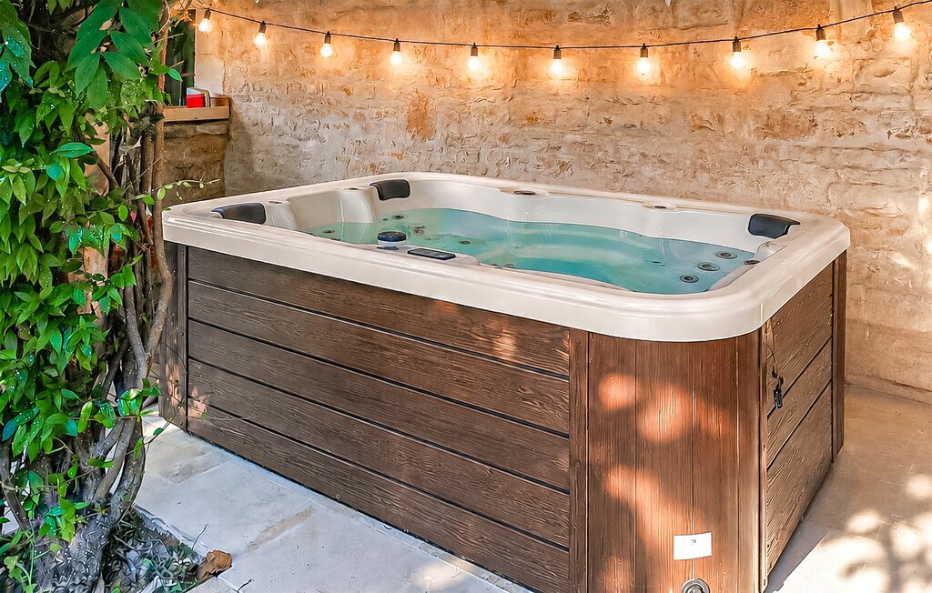 Maison pierre et poutres avec jacuzzi à Mouton - Photo 2