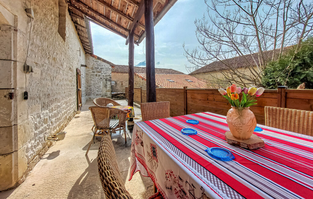 Maison pierre et poutres avec jacuzzi à Mouton - Photo 9