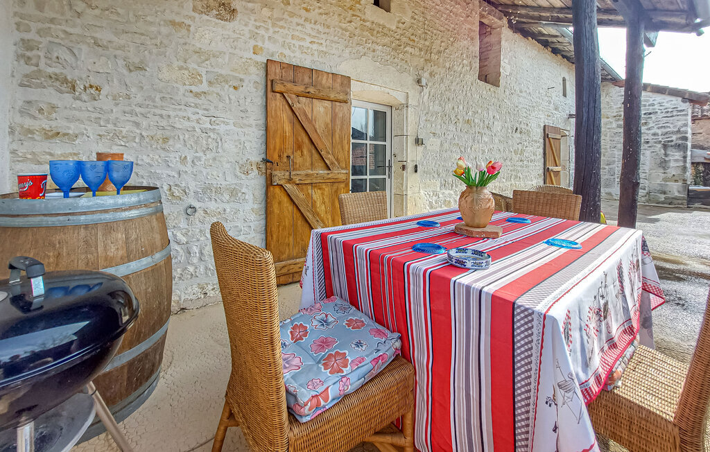 Maison pierre et poutres avec jacuzzi à Mouton - Photo 10