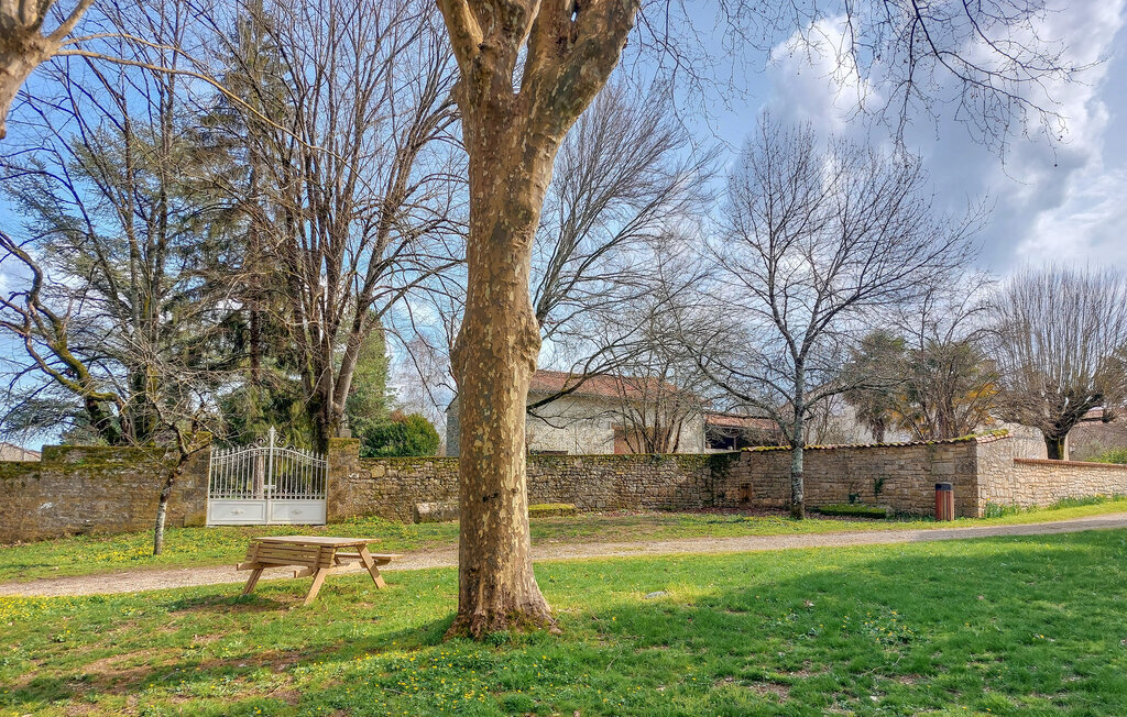 Maison pierre et poutres avec jacuzzi à Mouton - Photo 11