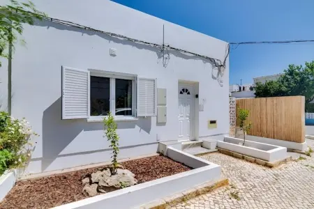 Location maison à Olhão, Élégante villa avec jardin près de Ria Formosa