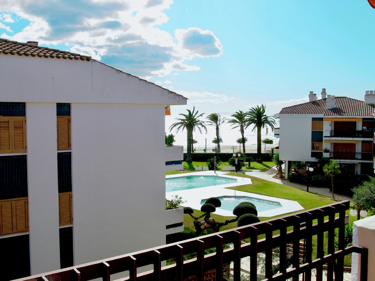 Appartement vue mer face à la plage de Regueral - Photo 1