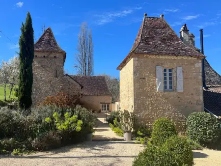 Location gite à Savignac de Miremont, Maison avec piscine privée - Périgord Noir