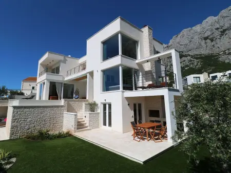 Villa moderne Veliko Brdo, piscine infinity et vue mer
