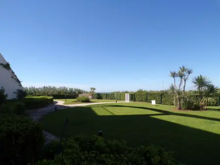 Location appartement à La Grande Motte, Studio Cabine en Bord de Plage avec Piscine, Jardin et Parking Privé