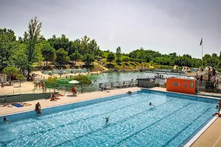 Location gite à Monclar de Quercy, Escapade près du lac Monclar avec piscine