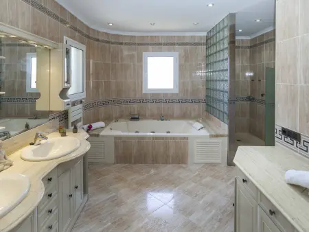 Villa spacieuse, piscine privée et climatisation - Photo 15