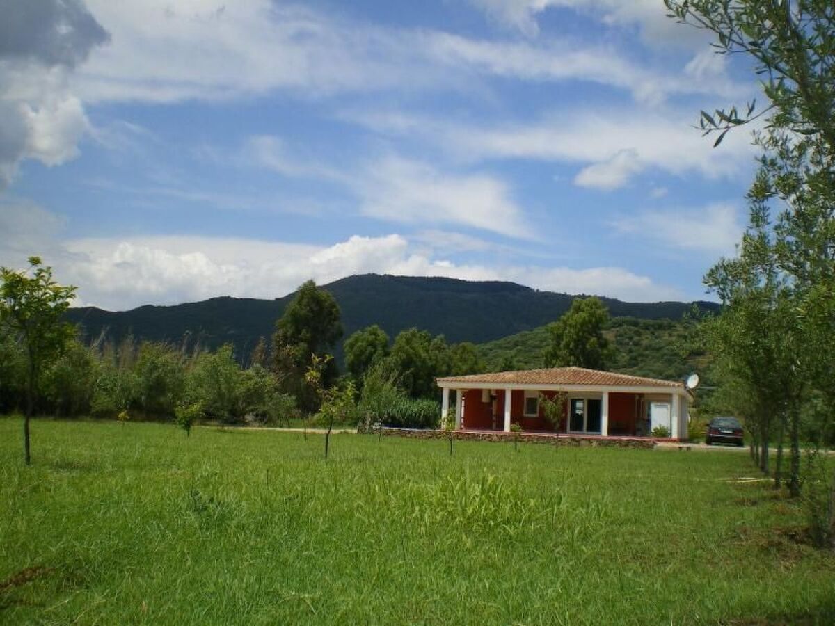 Maison moderne rénovée, 4,5 ha, vue montagne à Agrustos - Photo 1