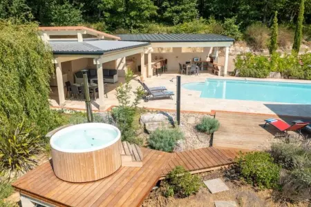 Location maison à Damiatte, Villa française avec piscine et salle de jeux