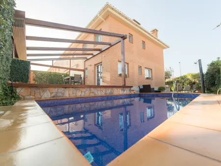 Location gite à Pineda de Mar, Maison Méditerranéenne : 3 chambres, Piscine Privée & Wifi à Pineda de Mar