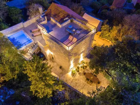 Maison en pierre avec piscine chauffée à Makarska