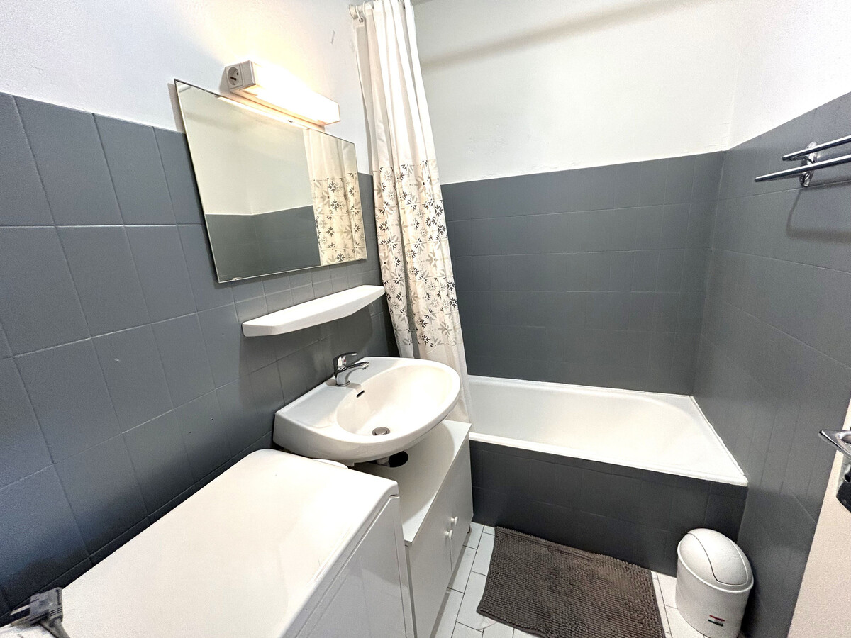 Appartement 1er étage à 60m de la plage, parking privé - Photo 9