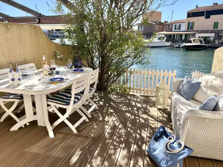 Location maison à Port Grimaud, Maison à Port Grimaud avec WiFi et amarrage privé, proche plage