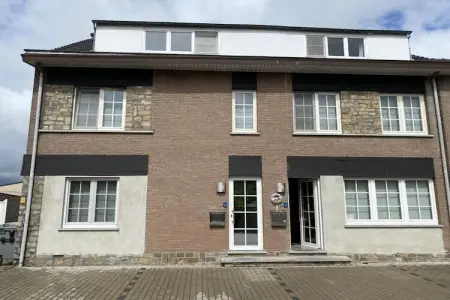 Location maison à Heers, Maison fleurie avec toit-terrasse
