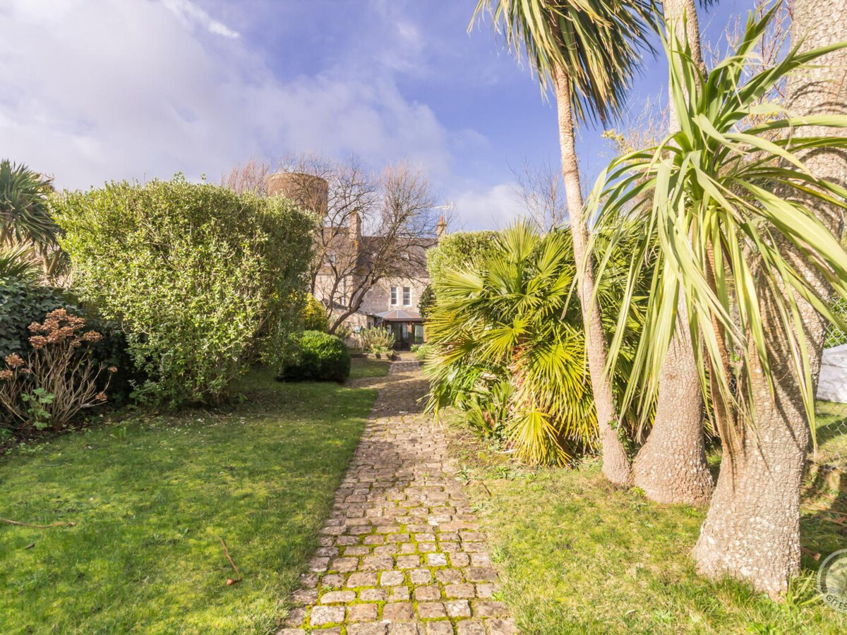 Maison mitoyenne 3 niveaux, jardin clos - Barfleur - Photo 13