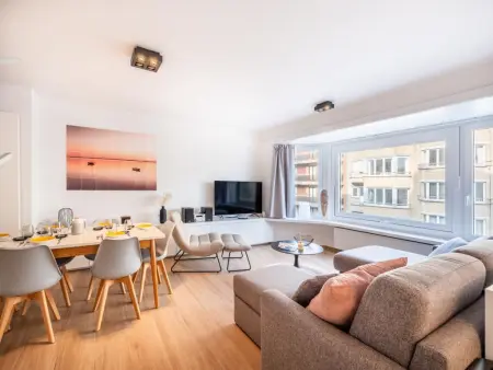 Location appartement à Koksijde, Appartement rénové avec vue latérale sur la mer.