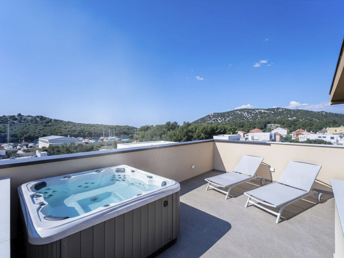Villa Nikoleta avec piscine privée à Tribunj - Photo 2