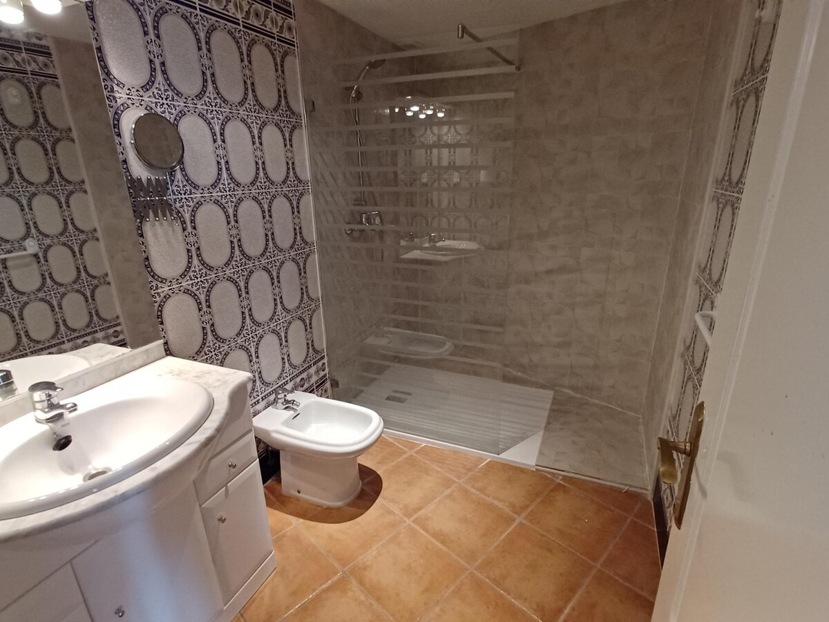 Appartement 3 ch, 130 m², piscine chauffée toute l'année - Photo 11