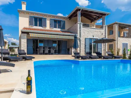 Villa Laura An : maison 4 chambres avec piscine infinity à Poreč : photo 4