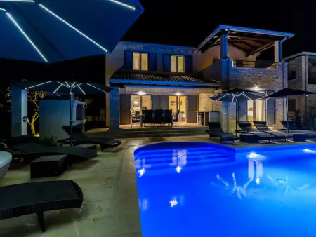 Villa Laura An : maison 4 chambres avec piscine infinity à Poreč : photo 6