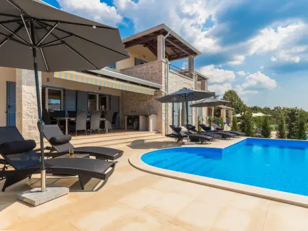 Villa Laura An : maison 4 chambres avec piscine infinity à Poreč : photo 7
