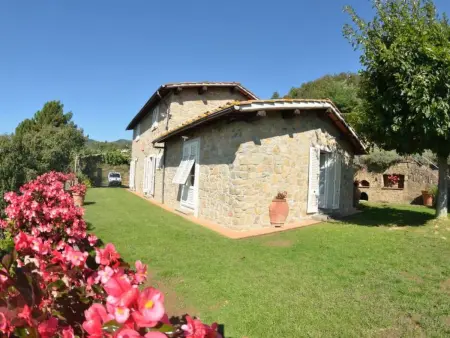 Podere Aida : maison 3 appartements avec piscine à Capannori