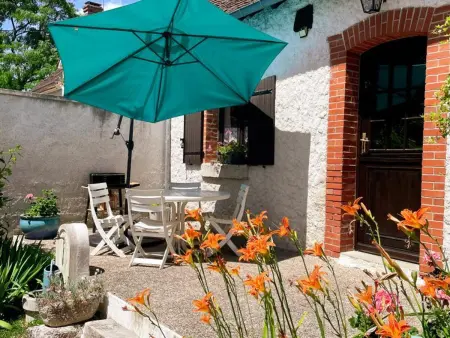 Gîte charme avec piscine couverte, 3000m² jardin privatif : photo 3