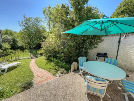 Gîte charme avec piscine couverte, 3000m² jardin privatif : photo 8