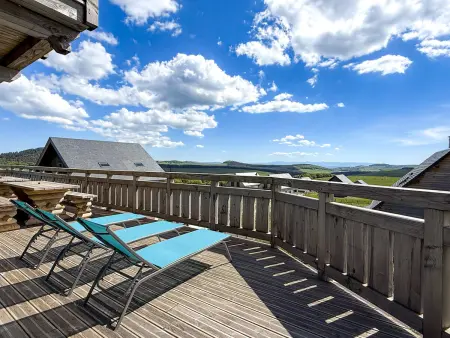 Chalet 14 pers. vue Monts du Cantal – Spa & loisirs - Photo 1