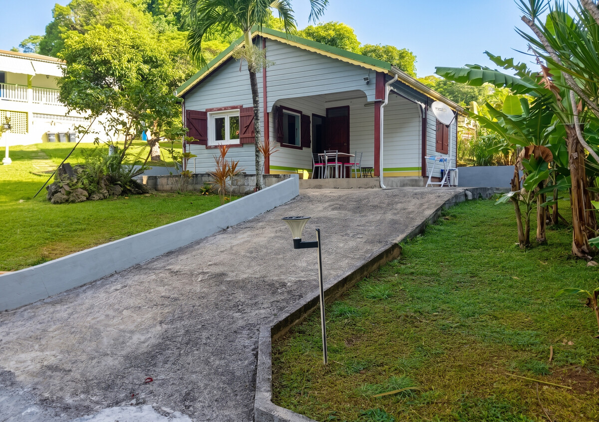 Bungalow 25 m² avec jardin et vue montagnes aux Abymes - Photo 2