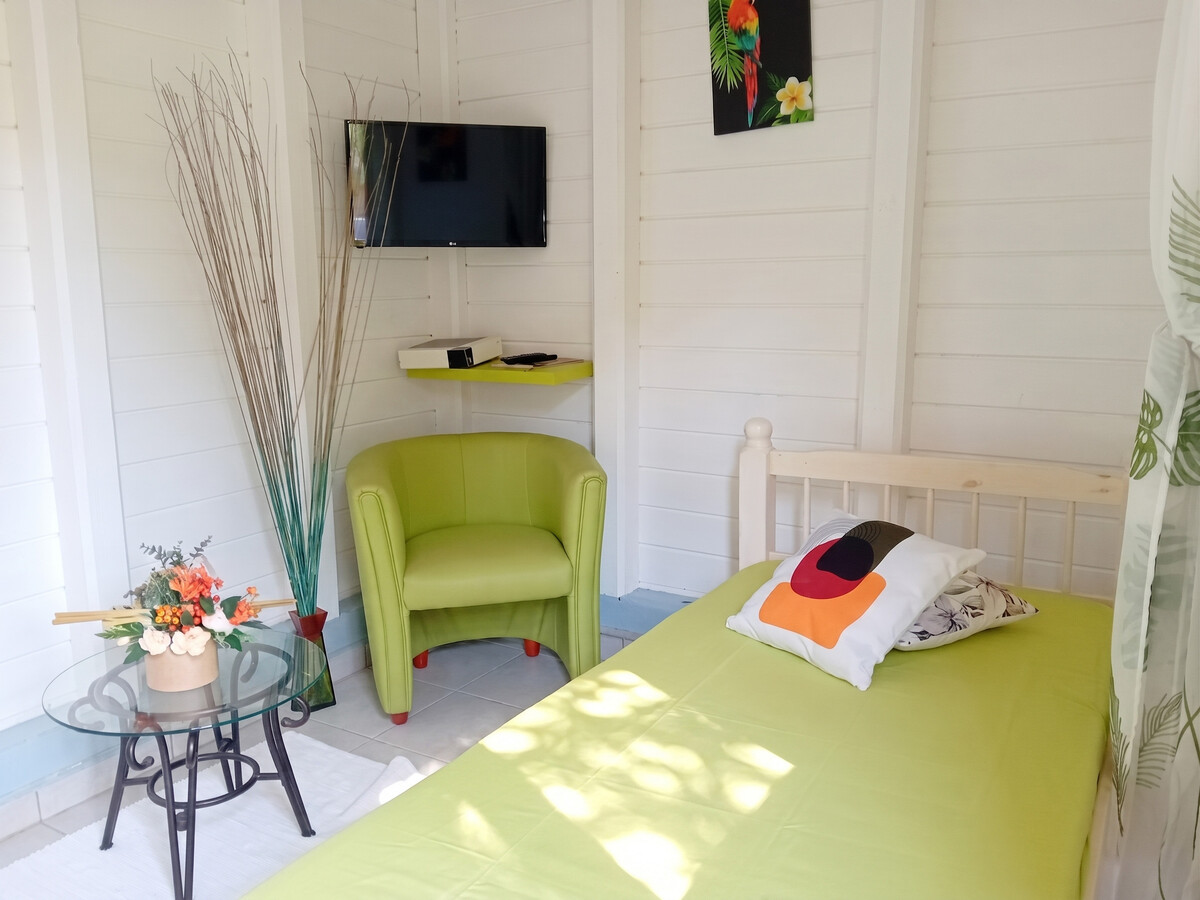 Bungalow 25 m² avec jardin et vue montagnes aux Abymes - Photo 4
