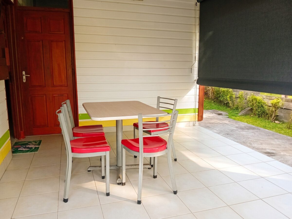 Bungalow 25 m² avec jardin et vue montagnes aux Abymes - Photo 5