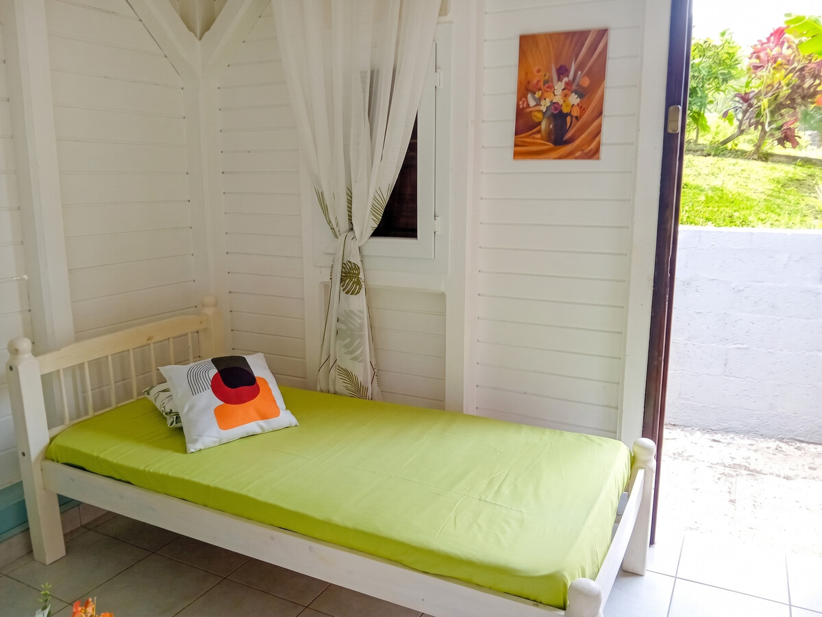 Bungalow 25 m² avec jardin et vue montagnes aux Abymes - Photo 6