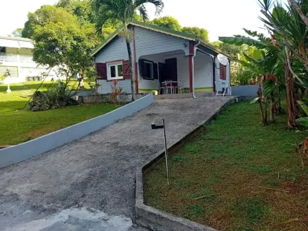 Location bungalow à Les Abymes, Charmant Bungalow avec Vue sur le Jardin à Les Abymes