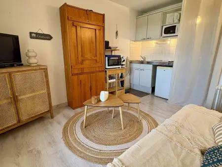 Studio mezzanine climatisé à Gruissan, 300m de la plage : photo 3