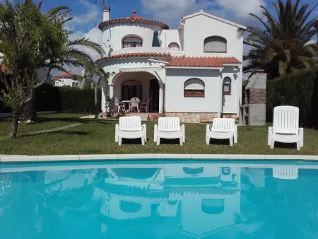 Location villa à L'Ametlla de Mar, Villa moderne avec piscine privée et parking, proche plage, pour 8 personnes