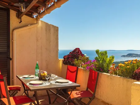 Apt Les Emeraudes, vue mer et terrasse sud - La Croix-Valmer : photo 2