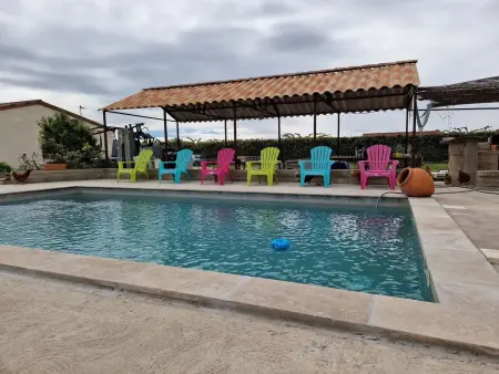 Location bungalow à Arles, Bungalow confortable à Arles avec piscine