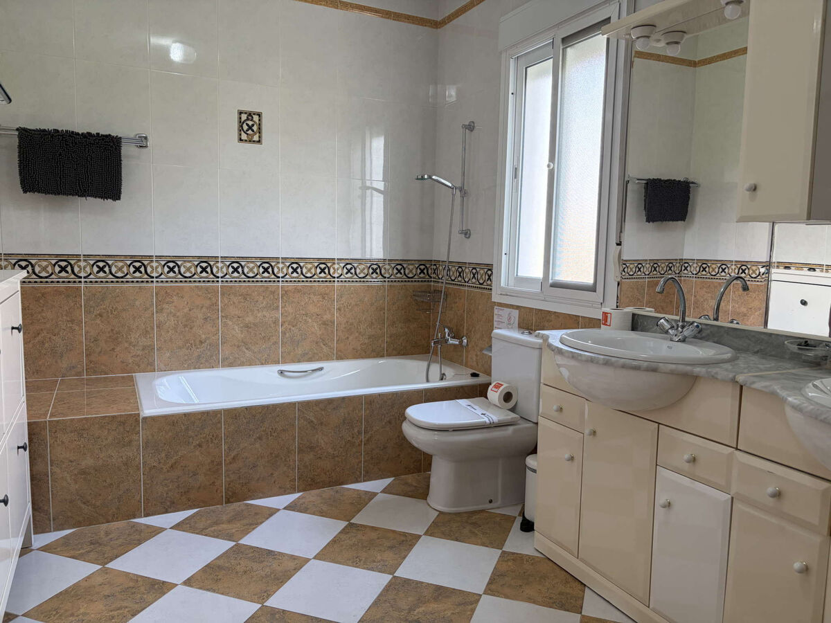 Villa Sandra Top Floor Escape, Nerja - Photo 13