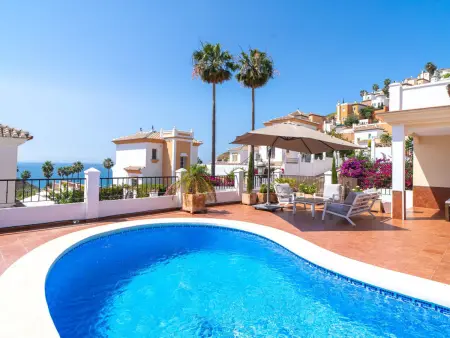 Villa Tamango Hill Vistamar : piscine et vue mer à Nerja : photo 2