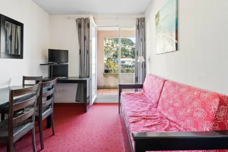 Location appartement à Grasse, Une oasis chic et lumineuse avec piscine à Grasse